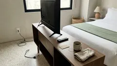 Por qué conviene desconectar la TV del hotel al llegar: privacidad, descanso y cero cargos sorpresa