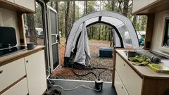 Camping con comodidad: la Bailey Discovery D4-2 y el toldo inflable que se arma sin varillas