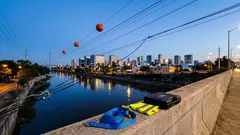 Las esferas naranjas en los cables: el detalle que en silencio protege a quienes vuelan