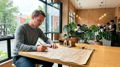 Retiro en comunidad: lo que ocho amigos descubrieron al construir su cohousing de casas pequeñas