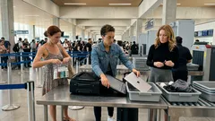 El detalle del outfit que más te retrasa en seguridad del aeropuerto (y cómo acomodar tu equipaje de mano para evitar revisiones extra)