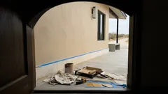 Por qué tantas casas rancheras se pintan de café (y no es solo por estilo)