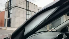 ¿Qué son los puntitos negros del parabrisas? La función real de esa banda negra