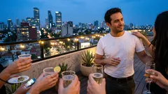 Beso a medianoche: el origen de la tradición y lo que buscamos sin decirlo al empezar el año