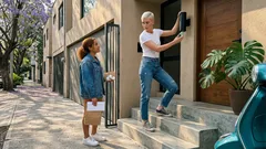 Luz verde en el porche: el gesto silencioso que muchos ven… y pocos entienden (y cómo convertirlo en apoyo real)