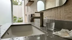 ¿Se puede tomar agua del lavabo del baño? Qué revisar antes de dar el trago
