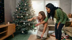 Por qué se esconde un pepinillo en el árbol de Navidad: el juego que puede volverse tradición familiar