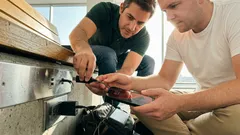 Los puertos USB públicos donde cargar tu celular puede costarte caro (y qué hacer en su lugar)