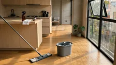 El secreto para saber cada cuándo trapear: la rutina que deja el piso limpio sin maltratarlo