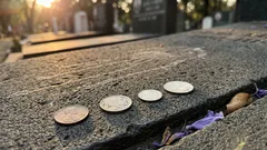 El código silencioso de las monedas en lápidas militares: un mensaje que pocos notan