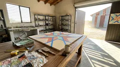 Los cuadros del granero: el arte comunitario que volvió los caminos rurales un mapa de historias