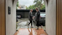 ¿Apareció una moneda en la manija del coche? Lo que hay detrás del “truco” y cómo proteger tu auto