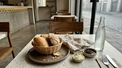 ¿Por qué llega el pan de cortesía apenas te sientas? Lo que busca el restaurante con ese gesto