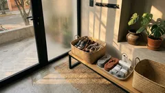 El detalle para pedir “zapatos fuera” sin incomodar: higiene y etiqueta en casa