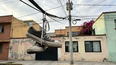 ¿Viste tenis colgados en los cables? Lo que suelen significar y cuándo conviene reportarlo