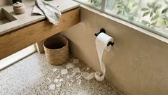 ¿Papel higiénico por arriba o por abajo? El dato histórico y el truco si hay gato en el baño