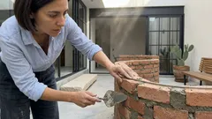 El muro de ladrillo que “serpentea”: la jugada de ingeniería que ahorra material y resiste el viento