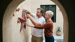 La estrella de granero en la fachada: lo que sus colores insinúan y la historia detrás (sin confundirla con otras señales)