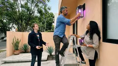 El foco morado en el porche: el gesto silencioso que abre conversación sobre violencia de pareja