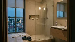 ¿Mañana o noche? La mejor hora para bañarte según tu sueño, tu piel y tus alergias